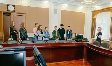Школьники – на экскурсии в парламенте региона